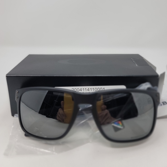 Oakley Other - Brand new UPS Oakley Holbrook Sunglasses